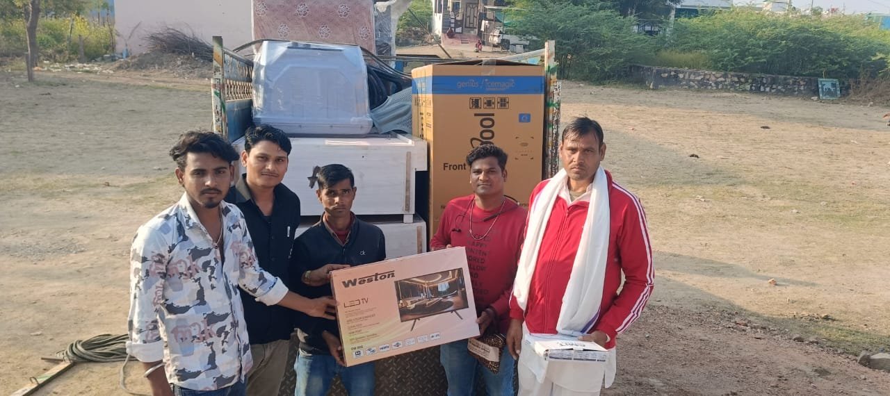 aanath balika ko free uphar vitrit karte hue